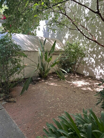 Building Photo - 909 Alvarado Ave