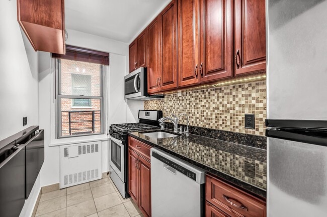 Building Photo - 420 E 55th St