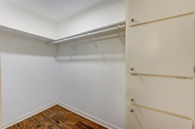 Building Photo - 401 Lakeside Ln