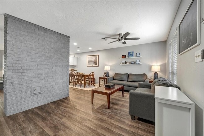 Building Photo - 2610 Loganberry Cir