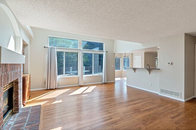 Building Photo - 2152 Holyoke Ln