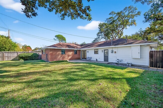 Building Photo - 9770 Cedardale Dr