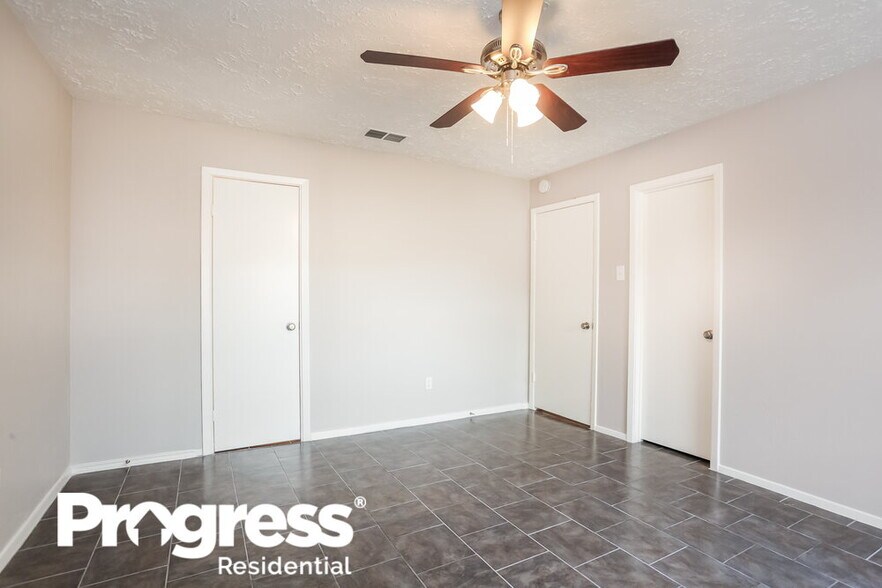 Building Photo - 3915 Vineyard Dr
