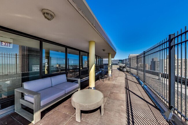 Building Photo - 2930 N Sheridan Rd