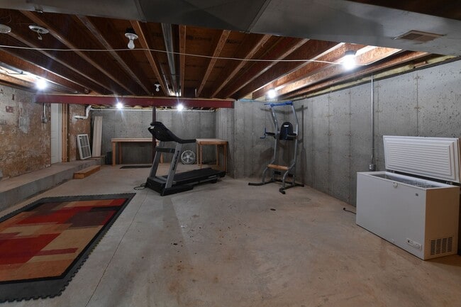 Building Photo - Kirkwood 5 bedroom / 3 full bathroom home