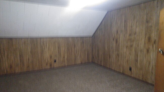 Building Photo - 2-Story House, 5Bed/2Bath with Washer/Drye...