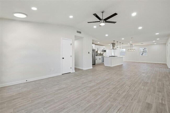 Building Photo - 1400 Bellmar Dr