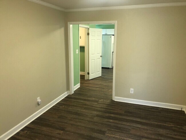 Building Photo - Four bedroom, 2 bath house in Burlington