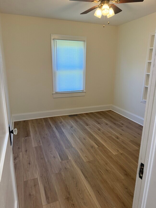 Building Photo - 823 Bristol Dr