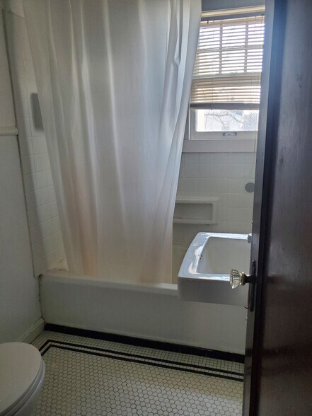 Building Photo - 12 S Willis Ave