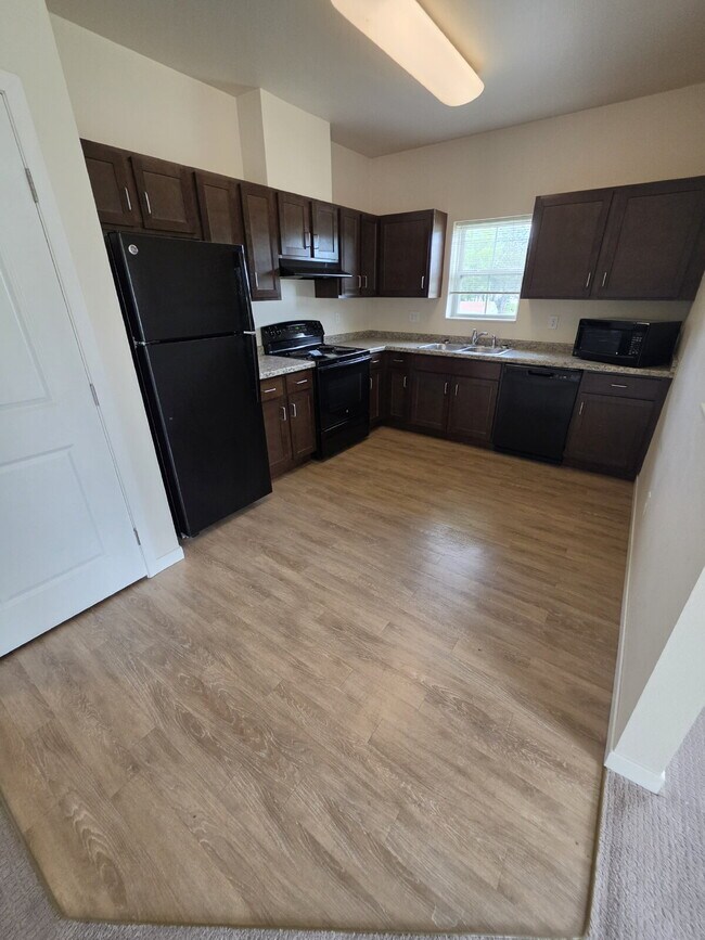 Building Photo - 2 Bedroom | 1 Bathroom 3rd Floor Apartment Available RIGHT NOW!