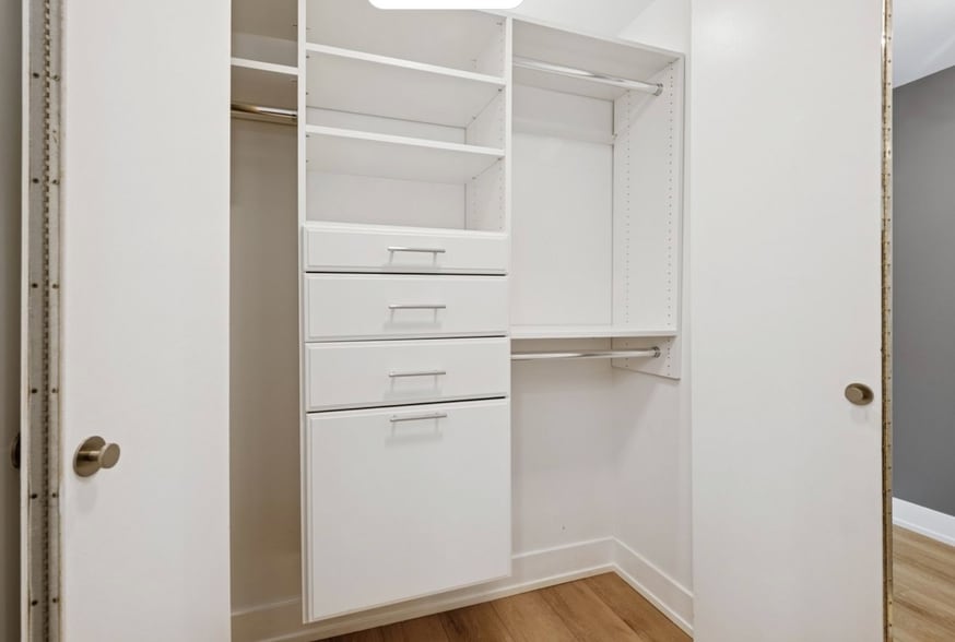 CLOSET - 2020 N Lincoln Park W