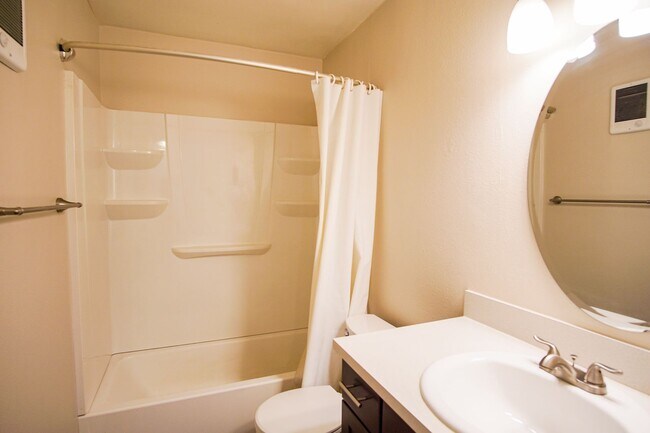 Building Photo - Great Refurbished Light & Bright 2Bed w/Private Entrance & Parking!