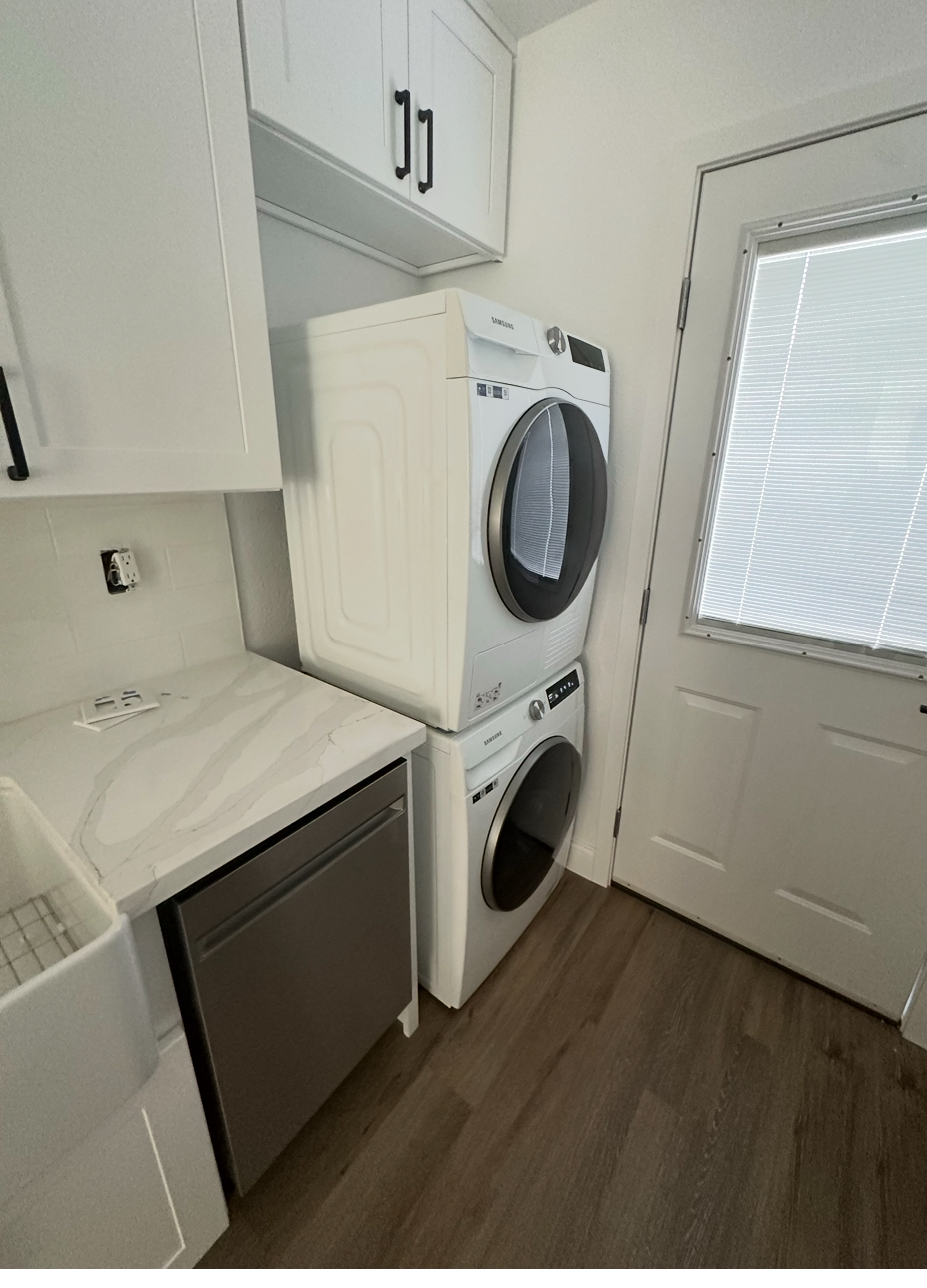 Farmhouse sink, dishwasher, washer, dryer, white cabinets, quartz counters, modern black hardware - 10152 Ascot Cir
