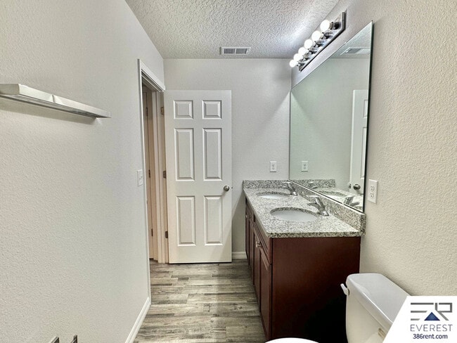 Building Photo - 10 Ryall Ln