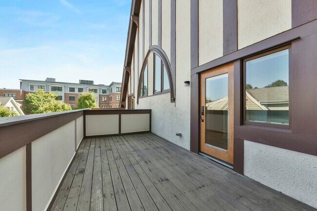 Building Photo - 201 Freeman St