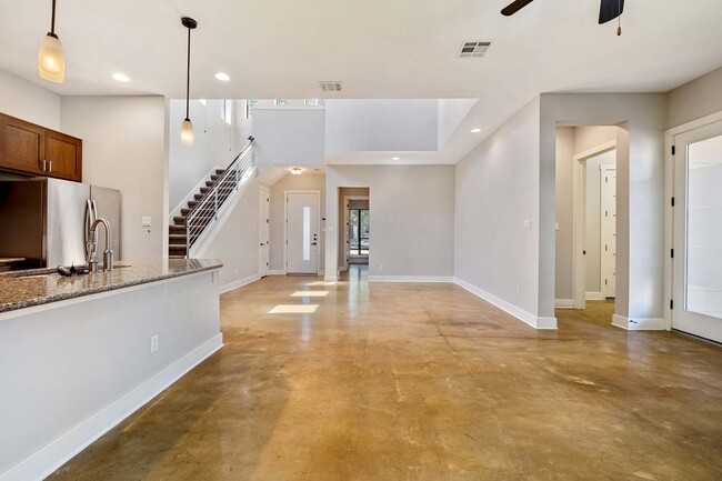 Building Photo - Stunning Modern Home in Desirable 78704 Ne...