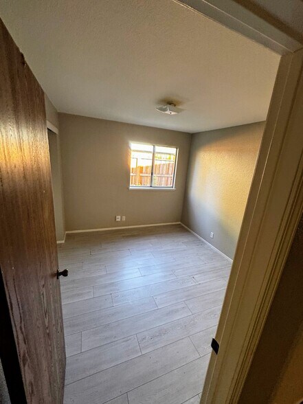 Building Photo - 615 Oriole Ave