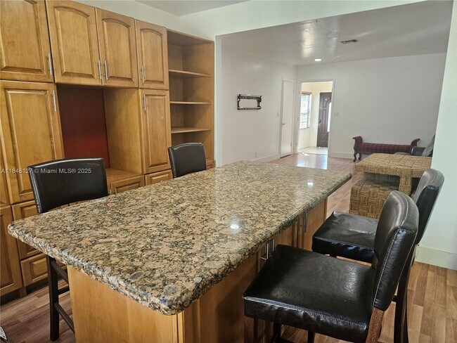 Building Photo - 2835 Plunkett St