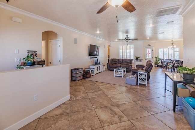 Building Photo - 4 Bedroom 2 bath Beautiful Home