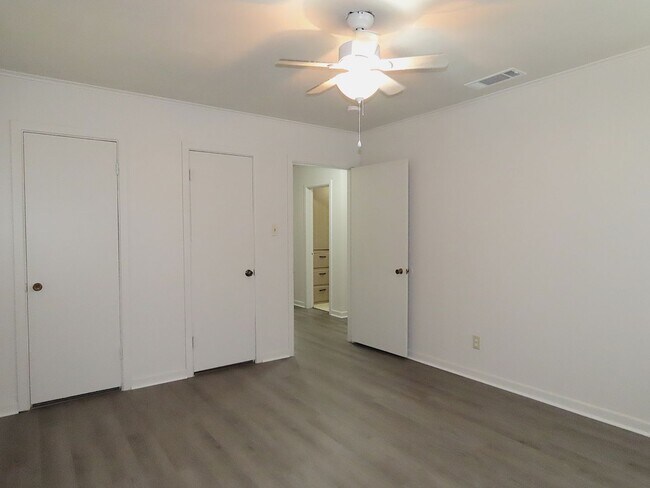 Building Photo - Lindale ISD, Spacious 3 Bedroom, 1 Bath House