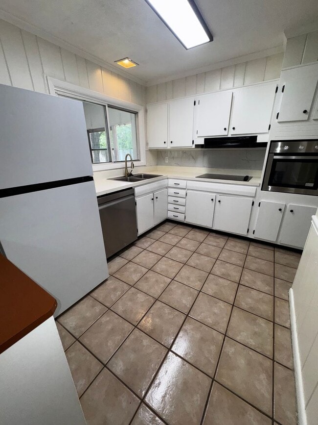 Building Photo - Charming 3 bedroom, 2 bathroom home featuring a fenced-in backyard and enclosed back porch. Fresh...