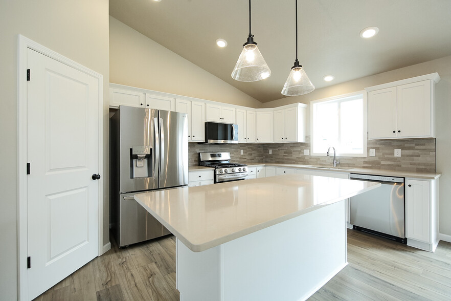 Kitchen with walk in pantry - 5940 S Coneflower Ave