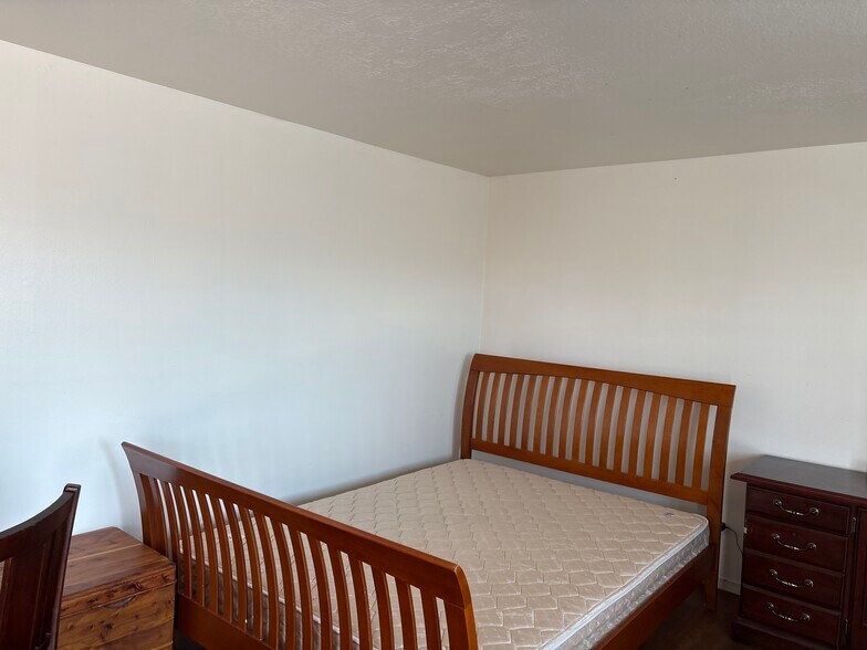 Building Photo - 570 W Main St