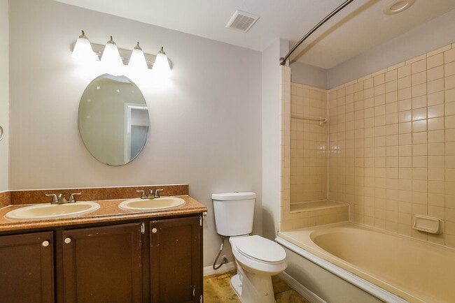 Building Photo - 1820 Greenbrook Ct