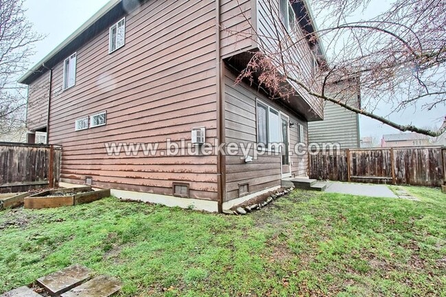 Building Photo - Unique 4 Bed, 2.5 Bath Home Near Burnt Bridge Creek Path