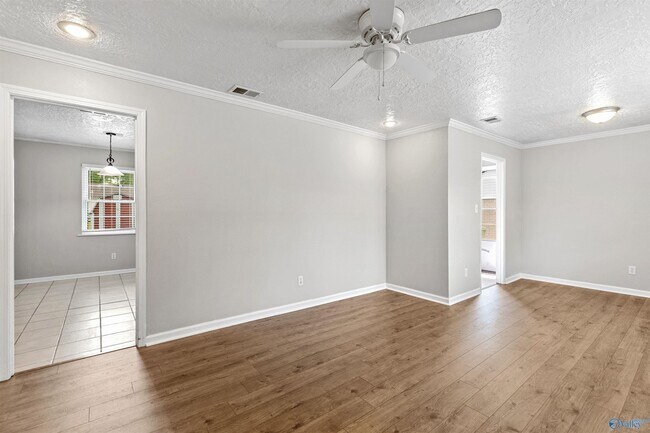 Building Photo - 2406 Yorkshire Dr SW