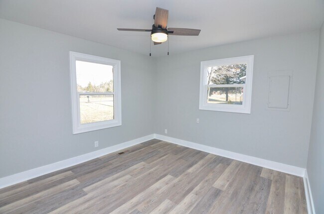 Building Photo - 2506 Halls Hill Pike