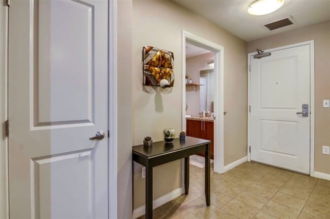 Building Photo - Large 1 Bedroom 1 Bath next to Petco Park