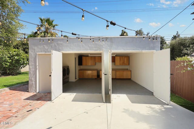 Building Photo - 900 E Glenoaks Blvd