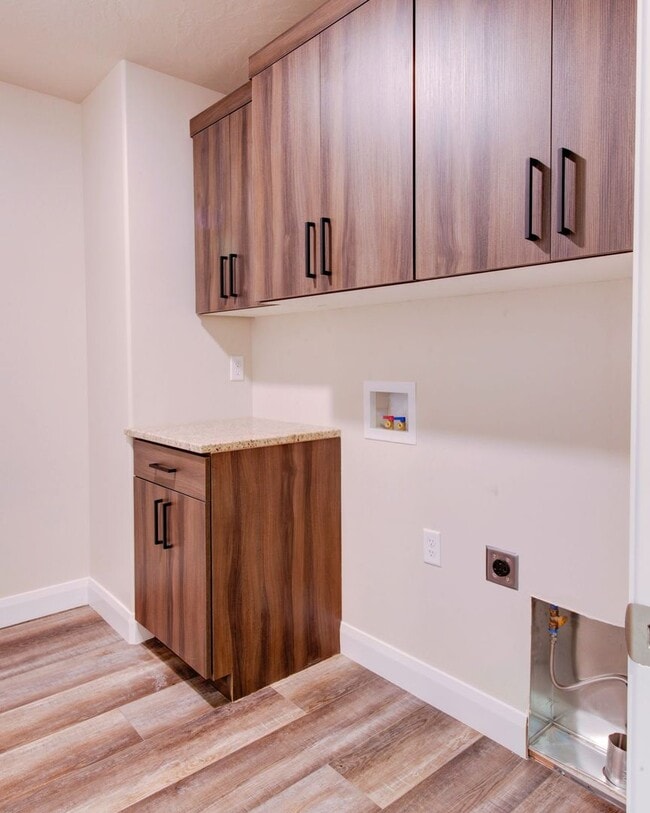 Building Photo - Newer 3 bedroom 2.5 bathroom townhome in Cedar City!