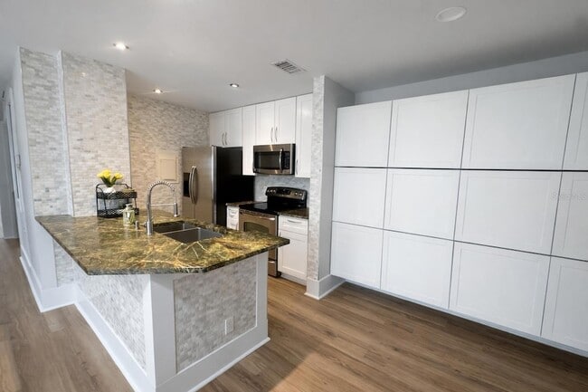 Building Photo - 1400 Gandy Blvd N