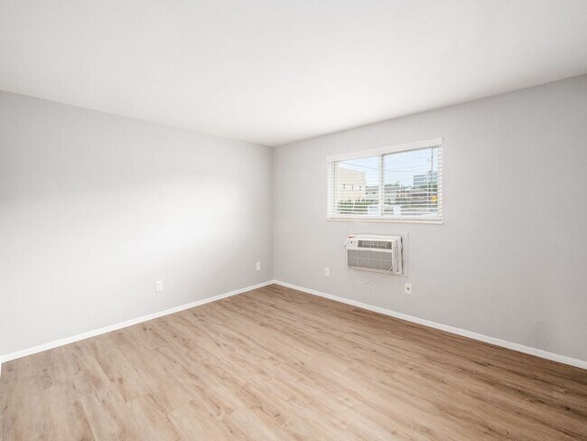 Building Photo - 593 Riverview Dr