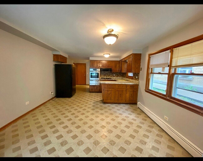 Building Photo - 2215 W Thome Ave