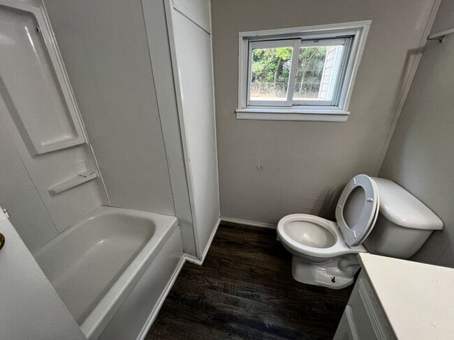 Building Photo - Spacious 4 Bedroom 3 Bathroom Home Located...