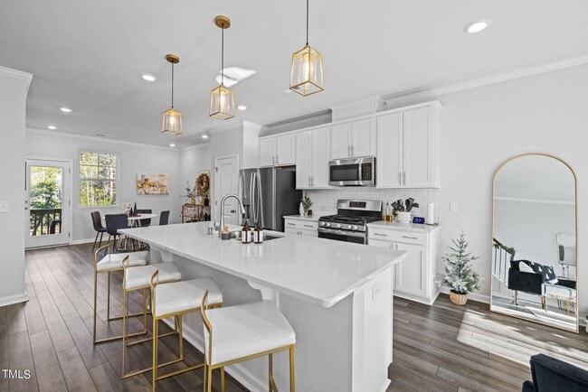 Building Photo - Beautiful Townhome!