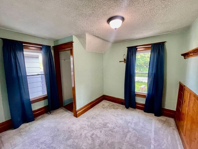 Building Photo - Charming 4 Bedroom Home