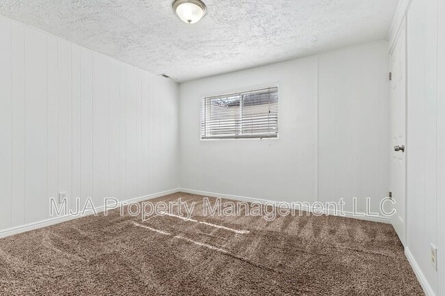 Building Photo - 443 Dorothea Way