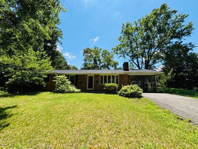 Building Photo - 1105 Robin Rd