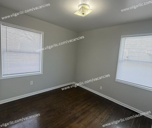 Building Photo - FOR RENT — SPACIOUS 3 BED / 2 BATH HOME