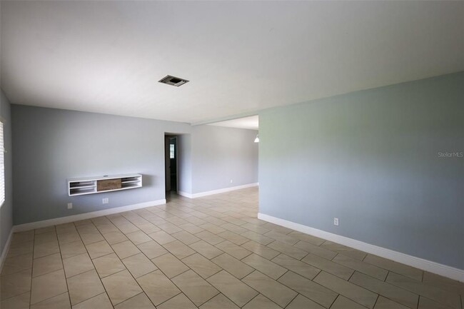 Building Photo - 686 Manor Dr W