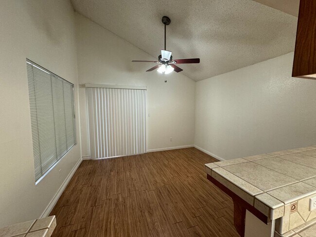 Building Photo - Condo in Southwest Bakersfield