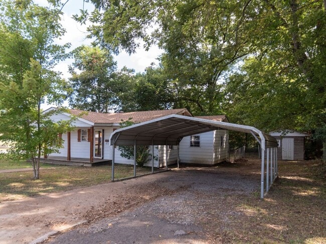 Building Photo - 610 N Fir St