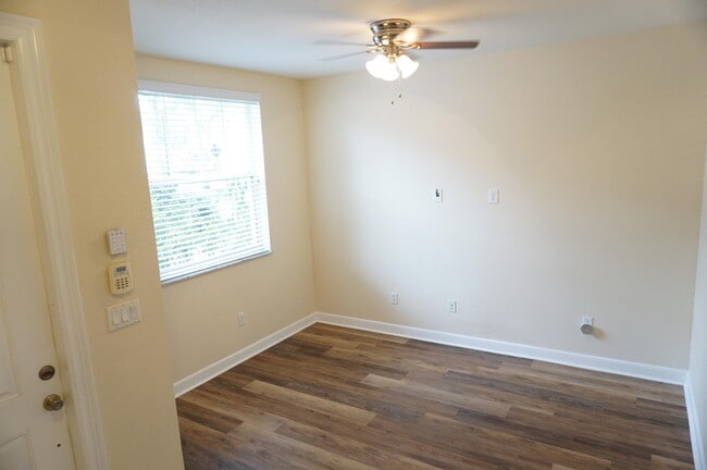 Building Photo - 883 Millbrae Ct