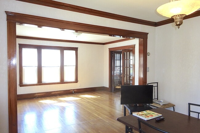 Building Photo - 115 Playstead Rd