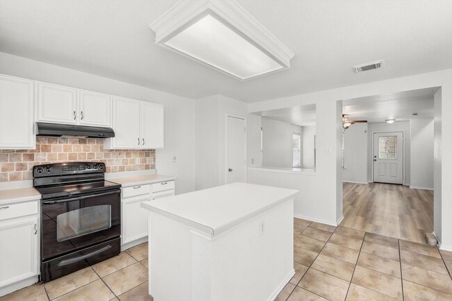 Building Photo - Freshly Painted 3 bedroom home!